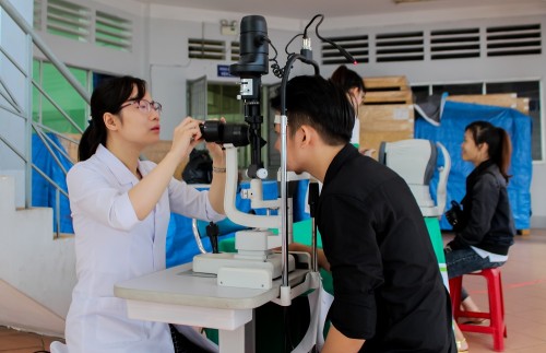 Chương trình khám mắt và tư vấn miễn phí cho tập thể CB-GV-NV và sinh viên BDU