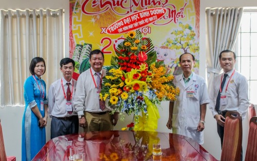 Thăm và chúc mừng các y, bác sĩ nhân ngày Thầy thuốc Việt Nam